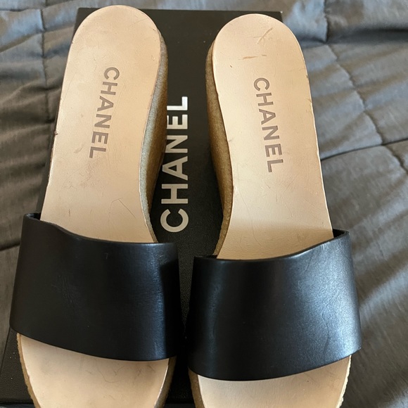 CHANEL CC slide on mules. Black leather - Picture 2 of 8